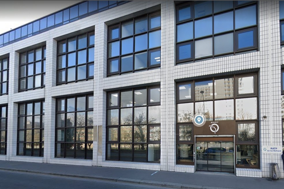 Bâtiment moderne avec grandes fenêtres