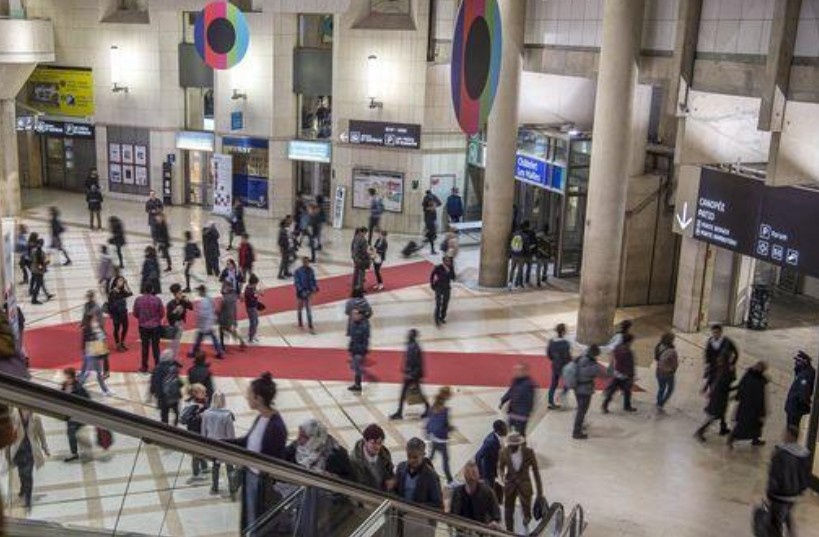 Gens se déplaçant dans une station