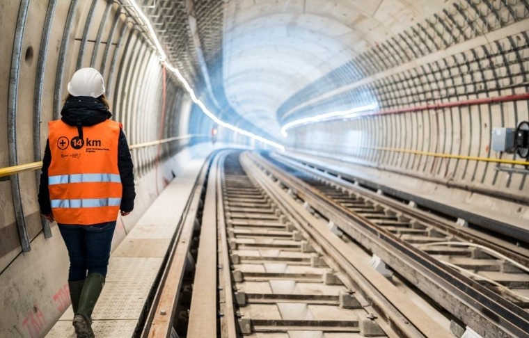 Femme dans un tunnel ferroviaire